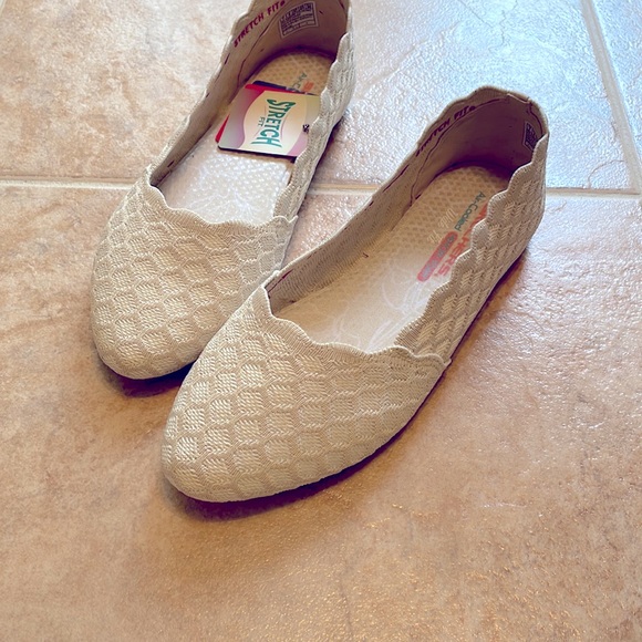 Skechers Shoes - Skechers memory foam Air-cooled Cloe honey comb. Women’s 7 wide.